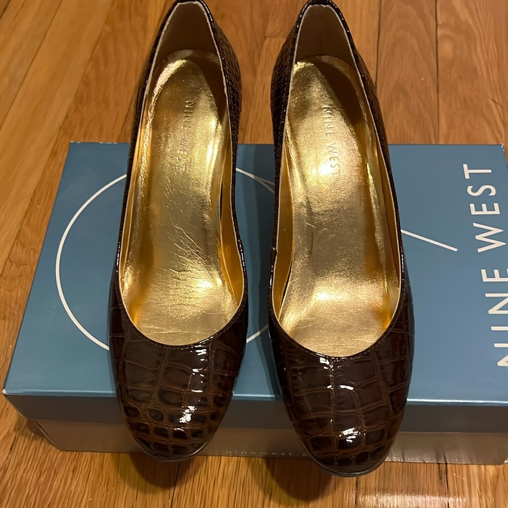 Patent leather pump